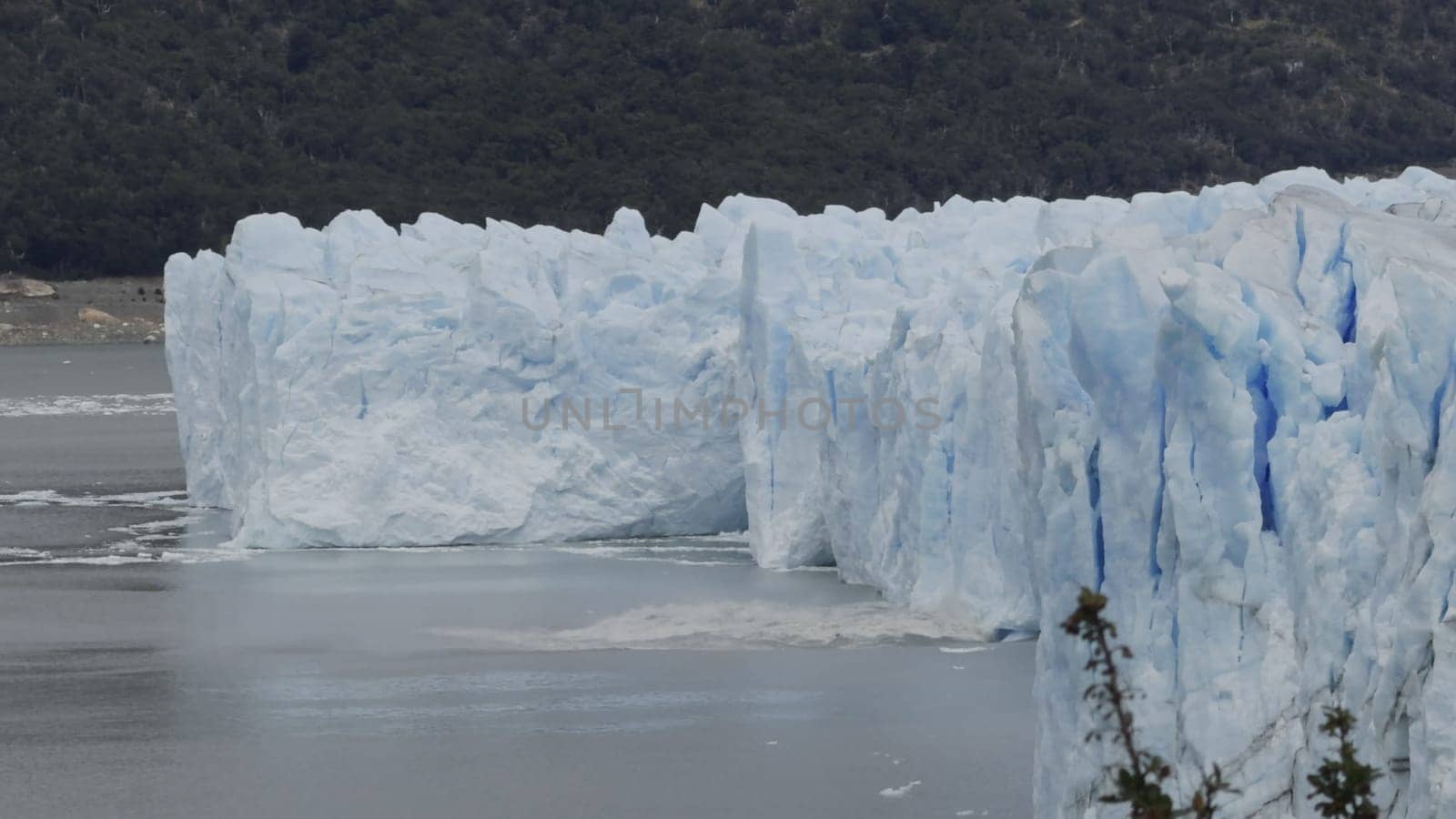 Footage shows intense waves from collapsing Perito Moreno Glacier icebergs.