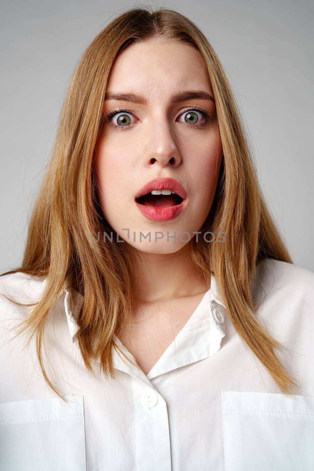 Young woman in a state of shock or surprise by Fabrikasimf