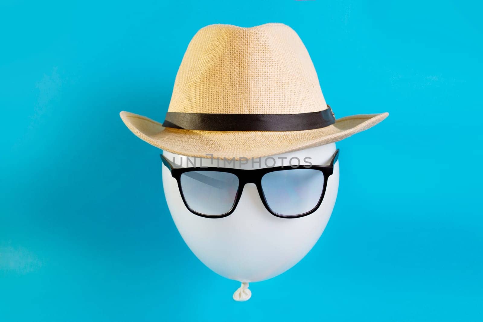 Balloon tourist close-up. The image of a male traveler in a hat and sunglasses concept tourist destination.