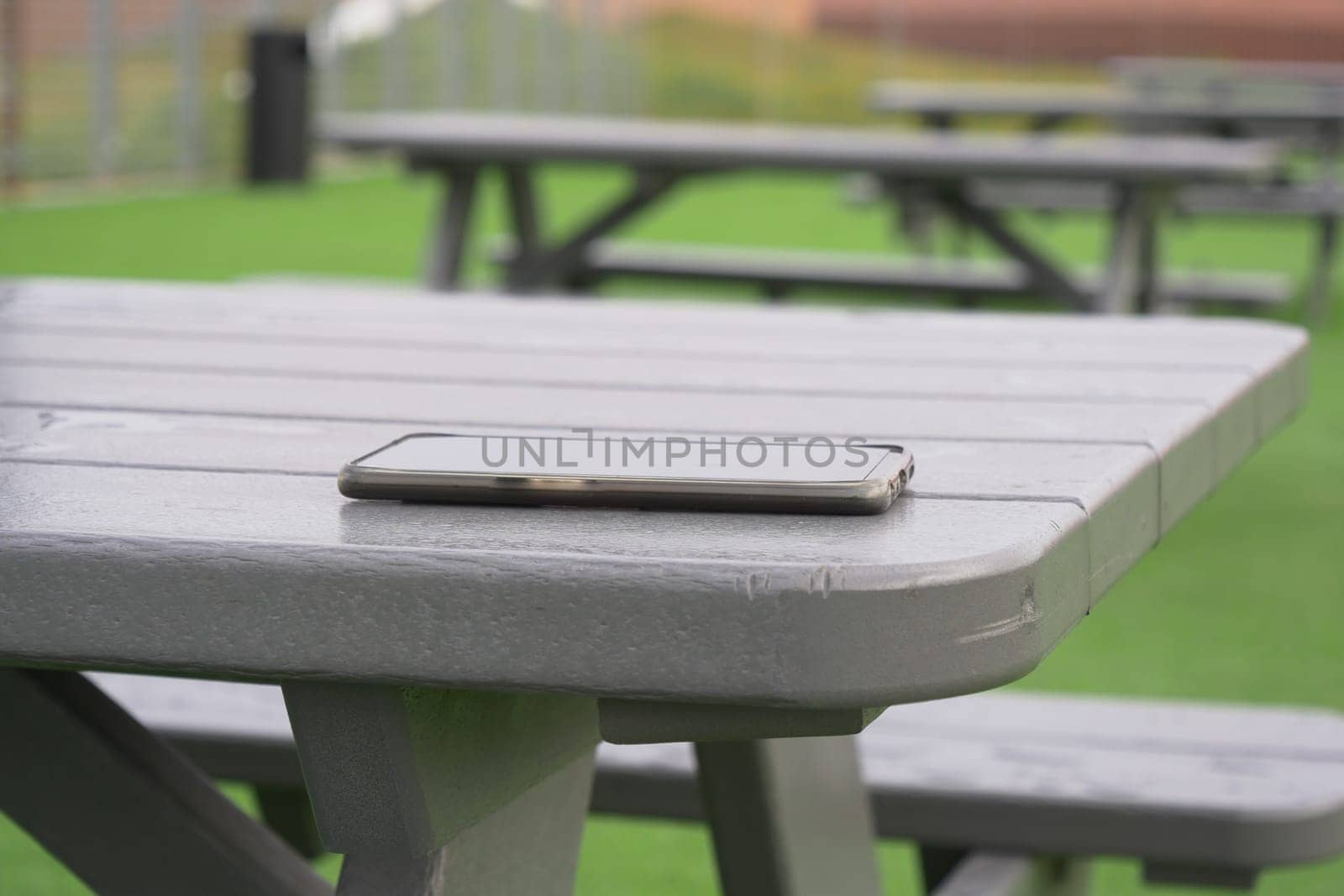 forget smartphone on a park bench, lost smart phone ,