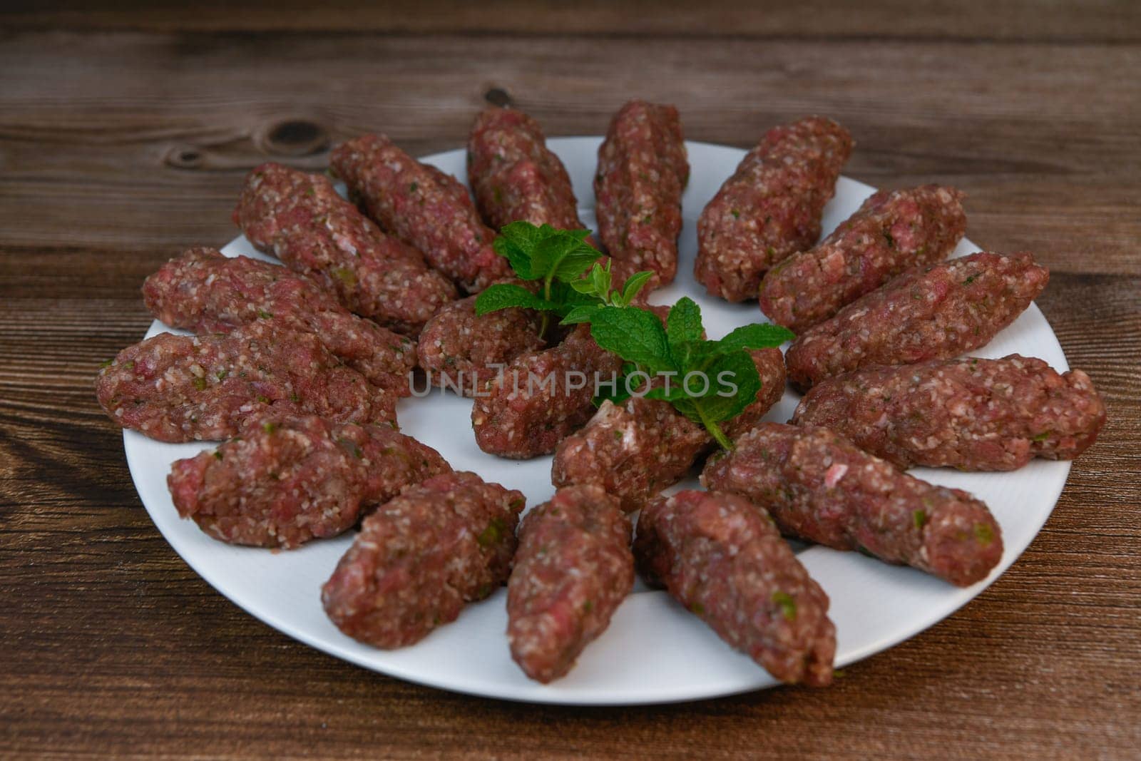 RECIPE FOR LEBANESE KEBBE NAYYHE, RAW MINCED BEEF, MARJORAM, MINT, ONIONS, CRUSHED WHEAT, SEVEN SPICES, CINNAMON, CAYENNE PEPPER by FreeProd