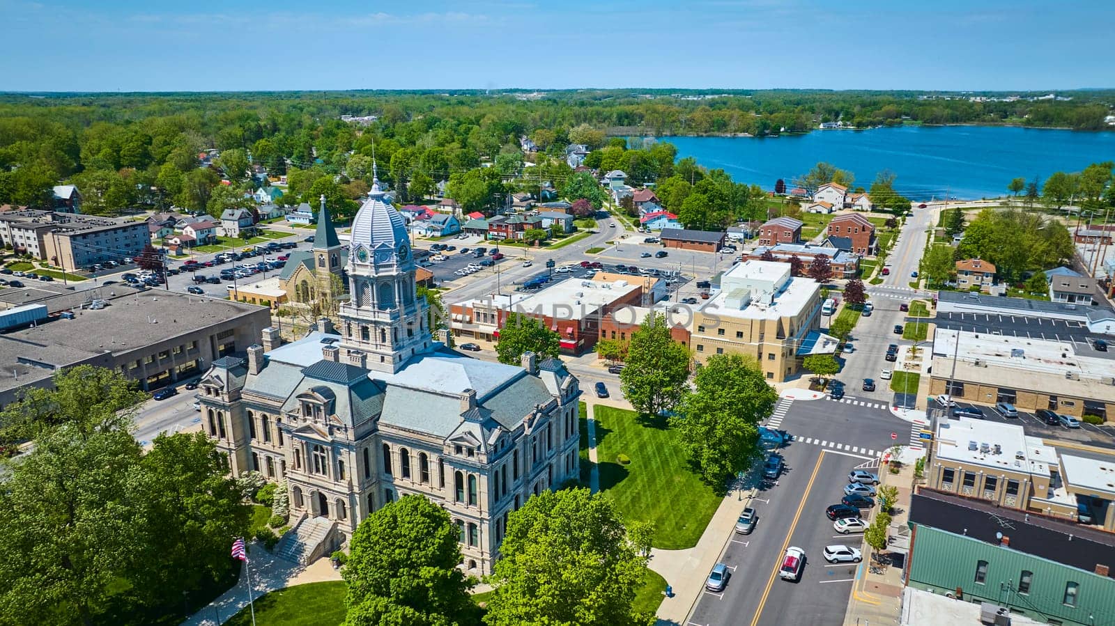 Aerial view of Warsaw, Indiana: Historic courthouse and scenic river illustrate a harmonious blend of tradition and community.