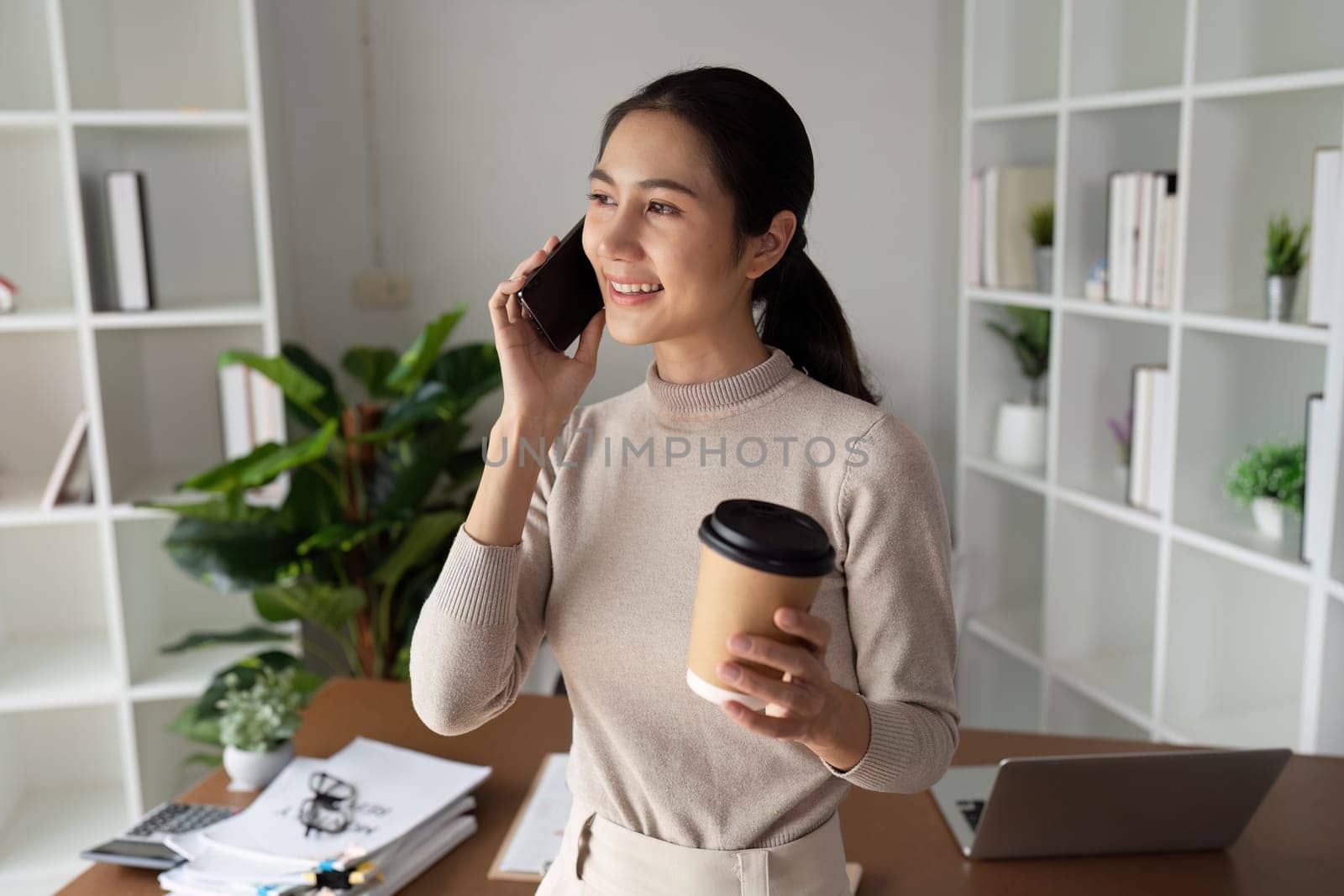 Business woman talking on mobile with client, business partner for business meeting.