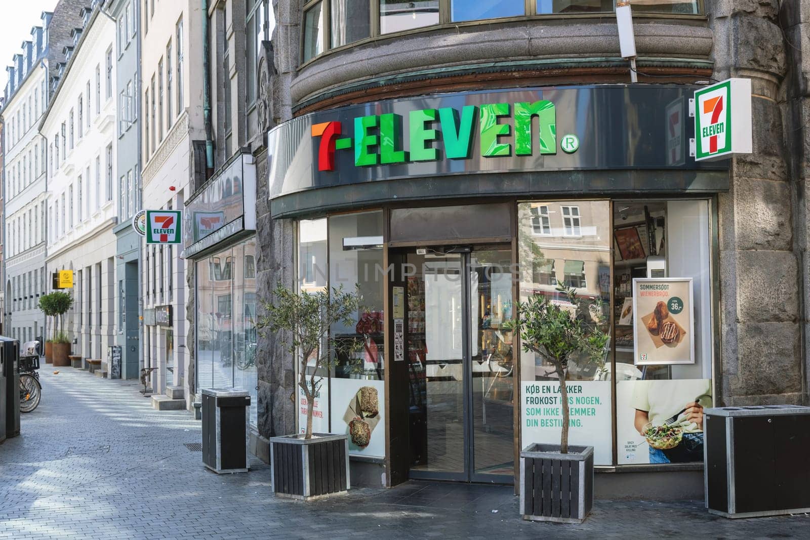 7-Eleven kiosk on the corner in downtown Copenhagen, Denmark - Oktober 20, 2023