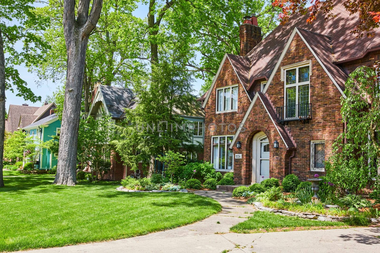 Idyllic suburban homes in Fort Wayne, Indiana, with lush greenery and vibrant architecture.