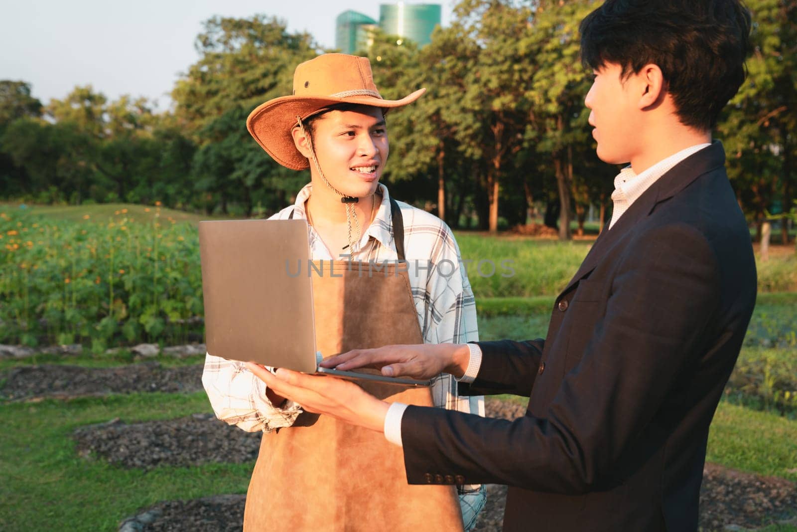 Eco-business company empower farmer with eco-friendly farming practice and clean agricultural technology. Cultivate sustainable farming methods as commitment to environment for greener future.Gyre