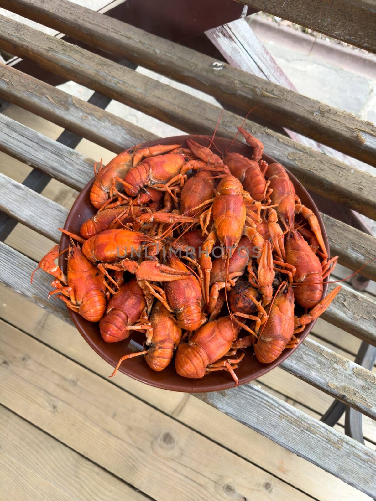 red crayfish lie on a plate