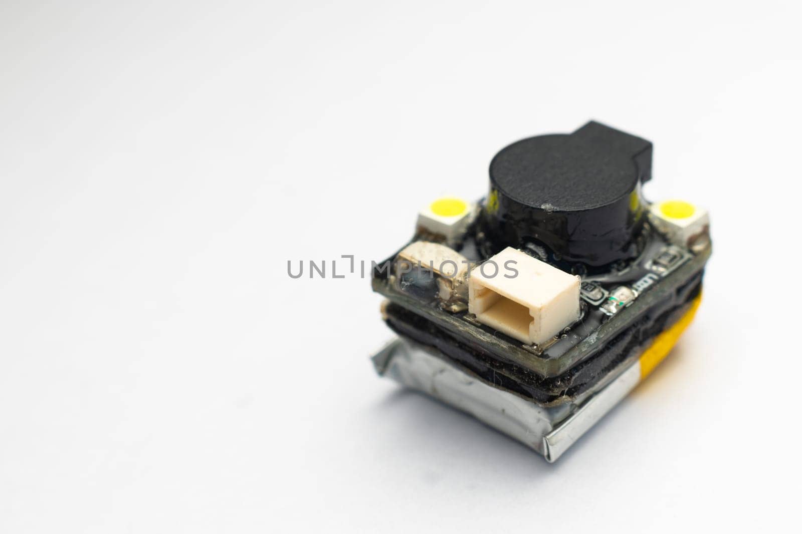 Autonomous search beacon with autonomous battery and search speaker for drones by yanik88