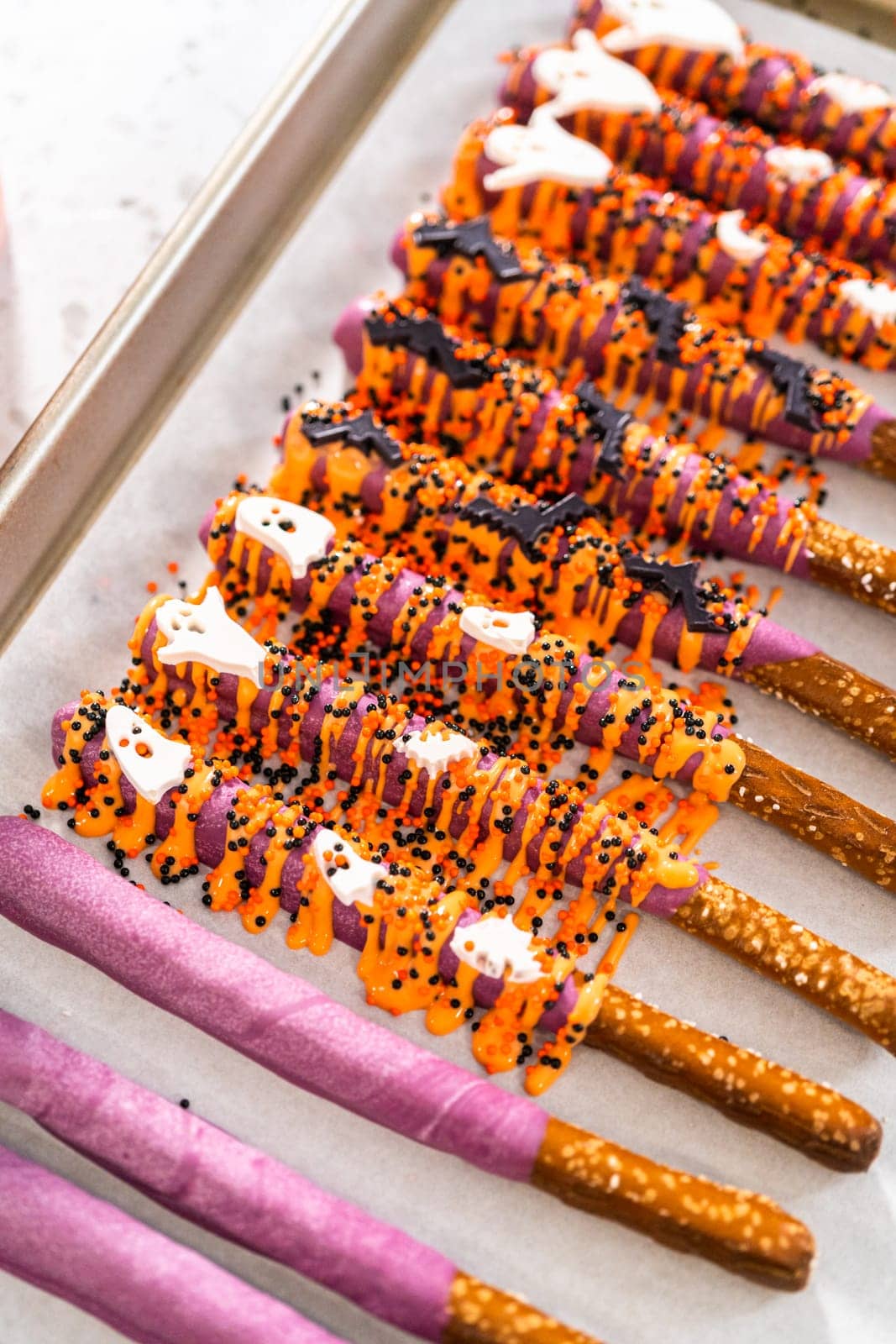 Halloween chocolate-covered pretzel rods by arinahabich