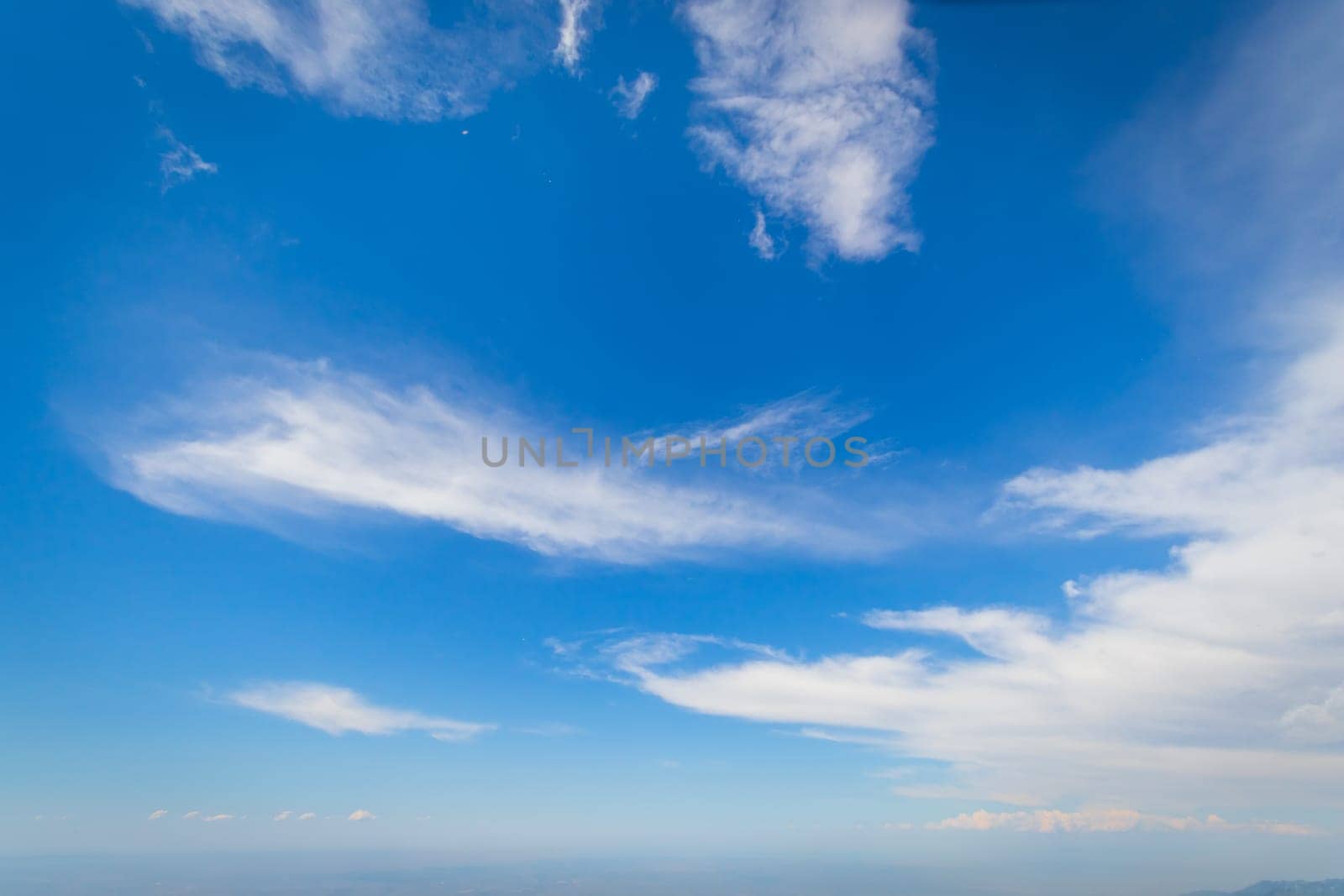 The wind rises and the weather changes, this can be seen by the nature of the clouds, which change their shape from cumulus to elongated.