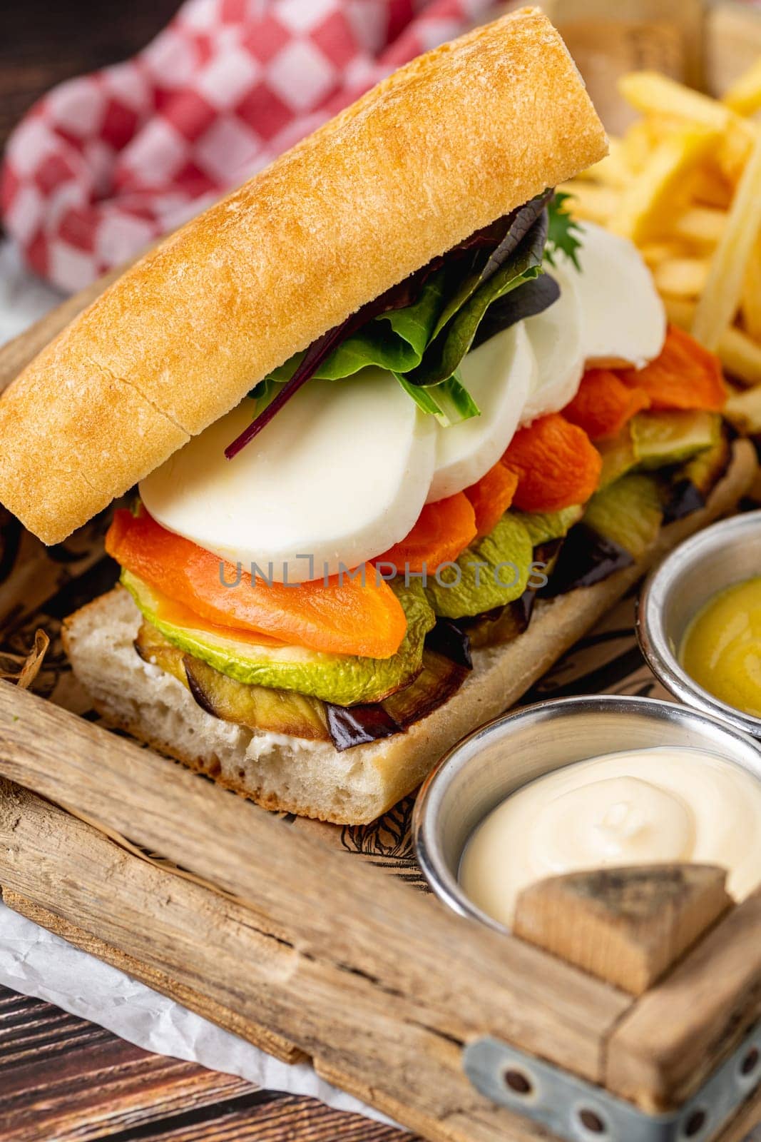 Vegetarian sandwich with mozzarella, zucchini, eggplant and carrots by Sonat