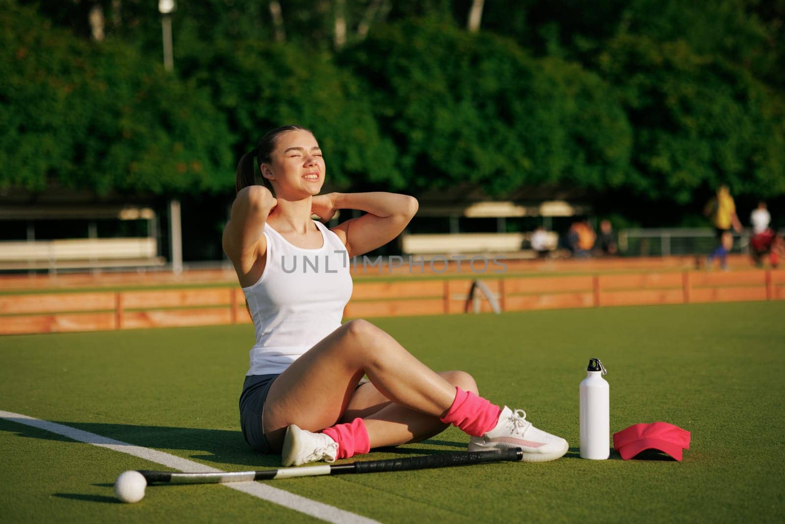 girl hockey player plays field hockey on a sunny day, a hockey player was injured in a game of field hockey, sports injuries
