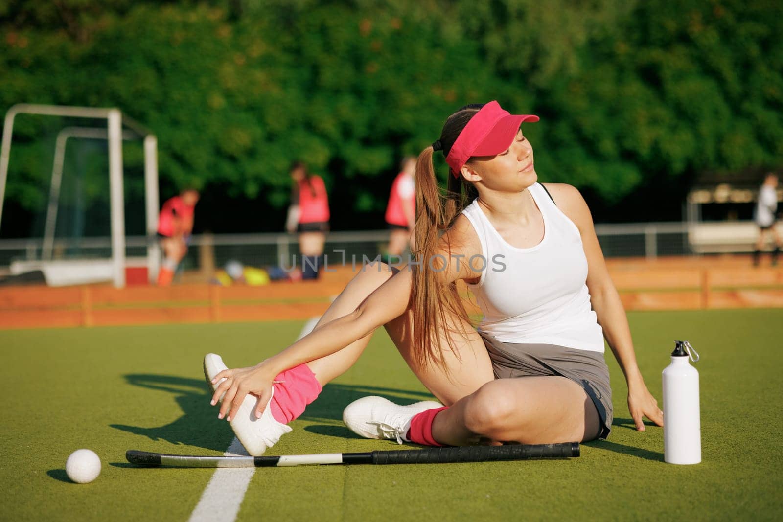 girl hockey player plays field hockey on a sunny day, a hockey player was injured in a game of field hockey, sports injuries