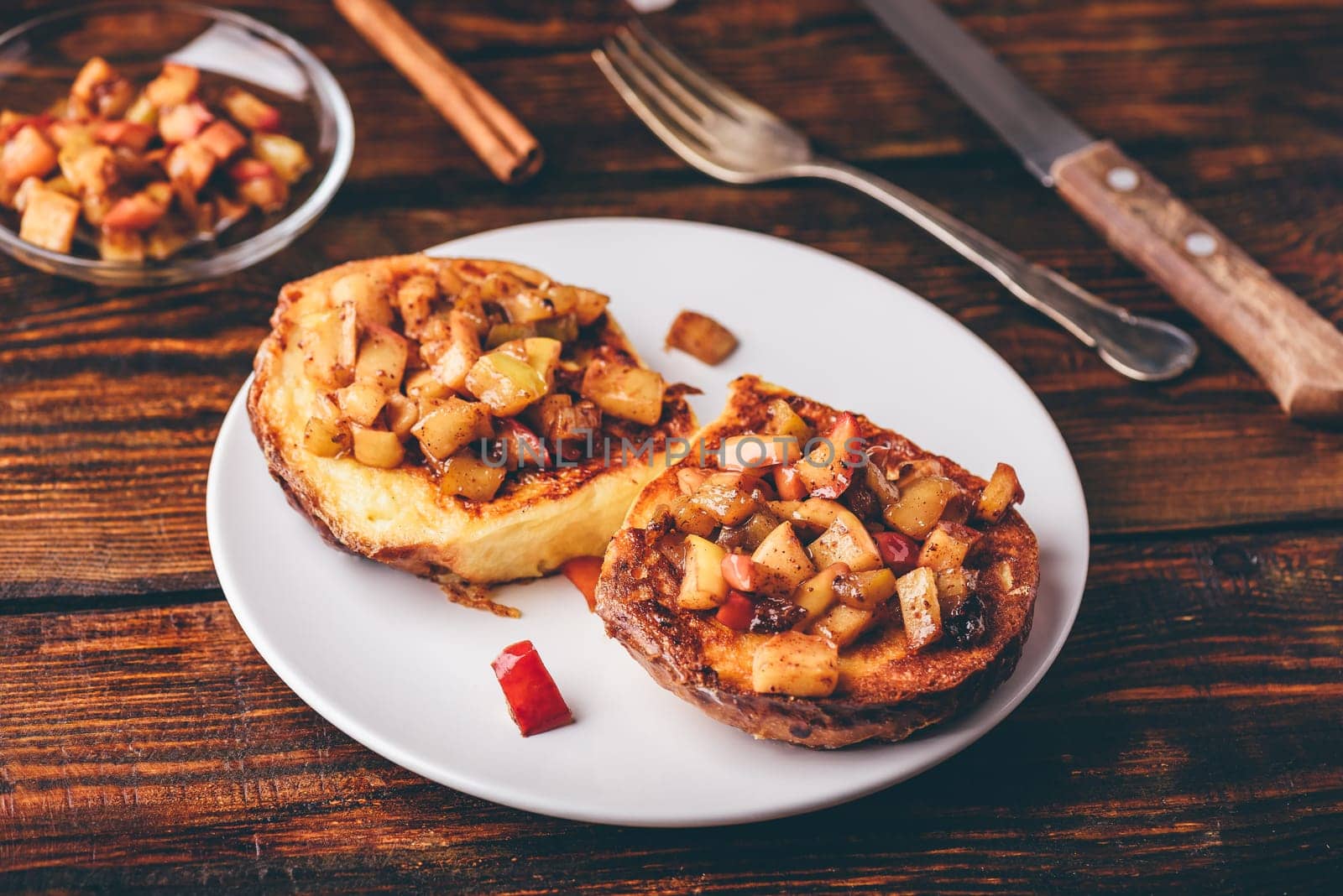 French toasts with caramelized apple with cinnamon