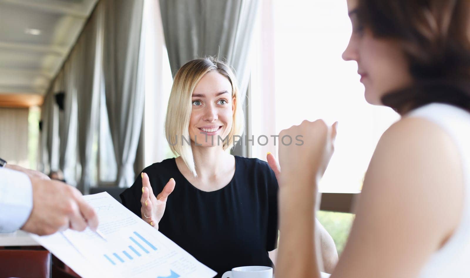 A group of people attending a seminar at a cafe listens attentively to each other's lecturers and also brings their ideas to business education in an informal setting.