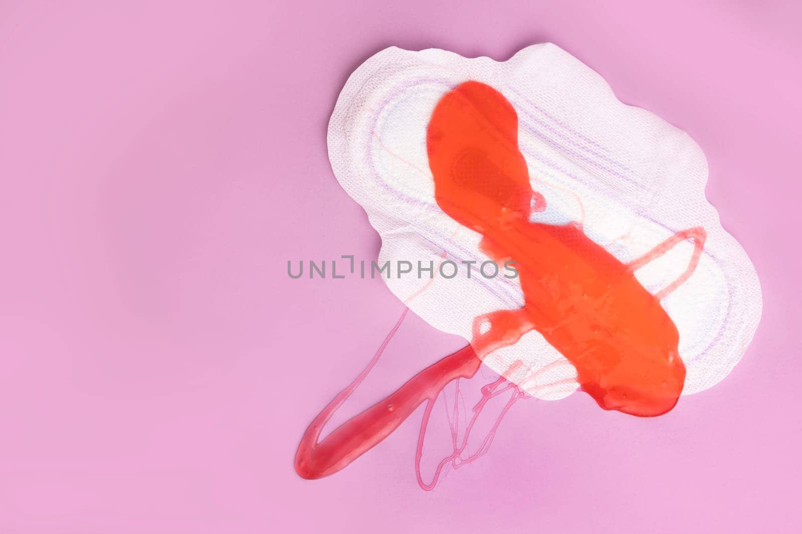 Menstruation in ginseng and critical days. a pad on which mucus is in the form of blood