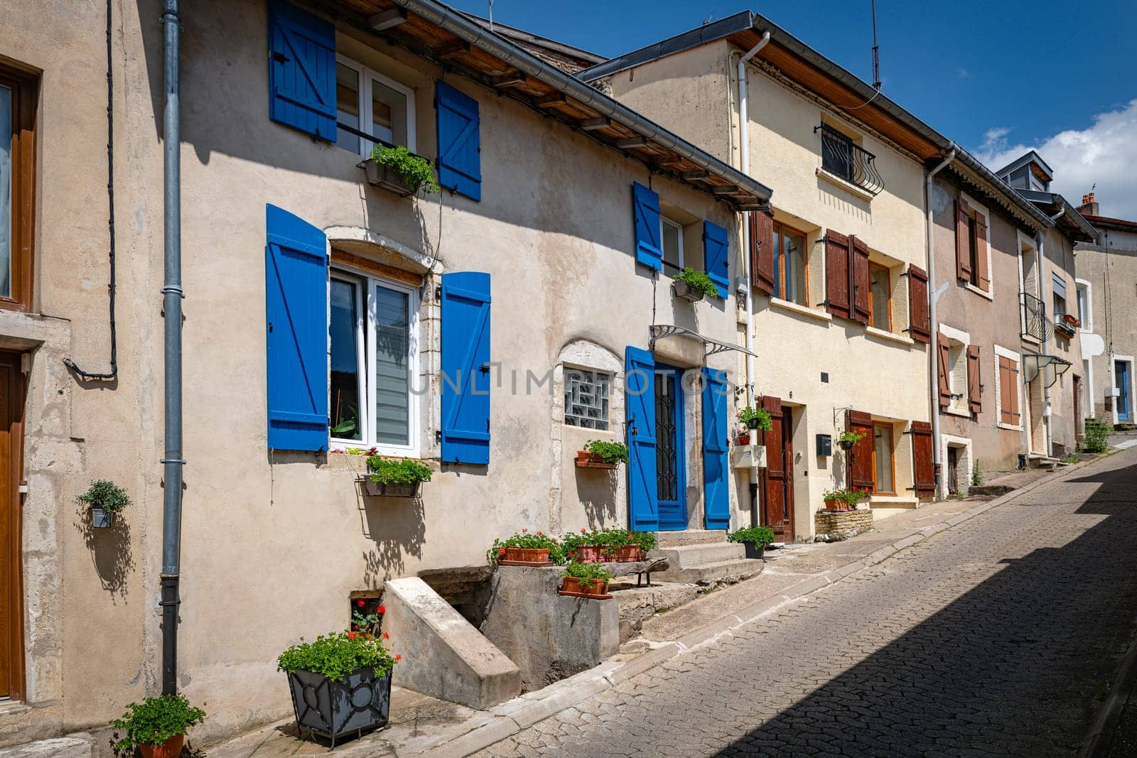 a steep ascending street in the French town of Liverpool known for its madeleines