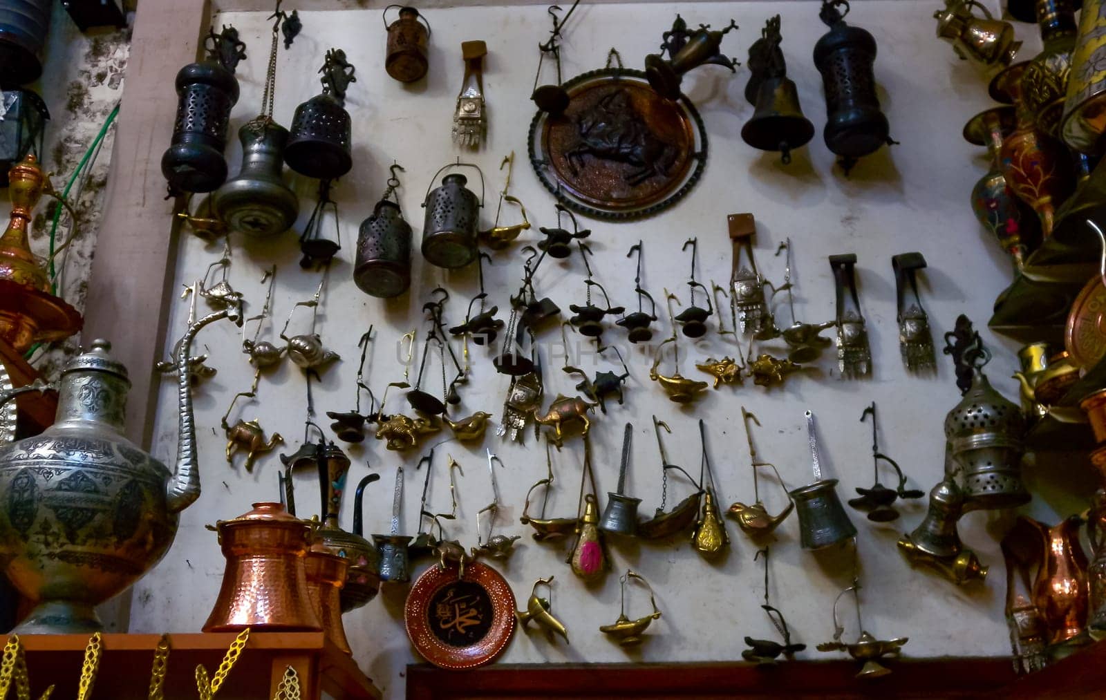 TRABZON, Türkiye - OCTOBER 22, 2014: Sale of souvenirs and antiques in small shops in Trabzon, Türkiye 