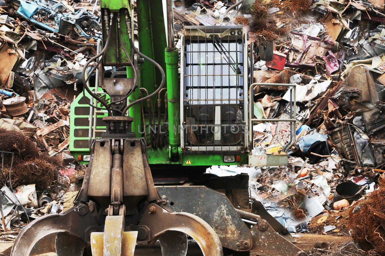 Loading of metal waste with a hydraulic manipulator.
