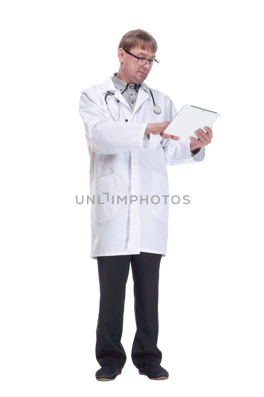 in full growth. smiling doctor with a digital tablet .isolated on a white background.