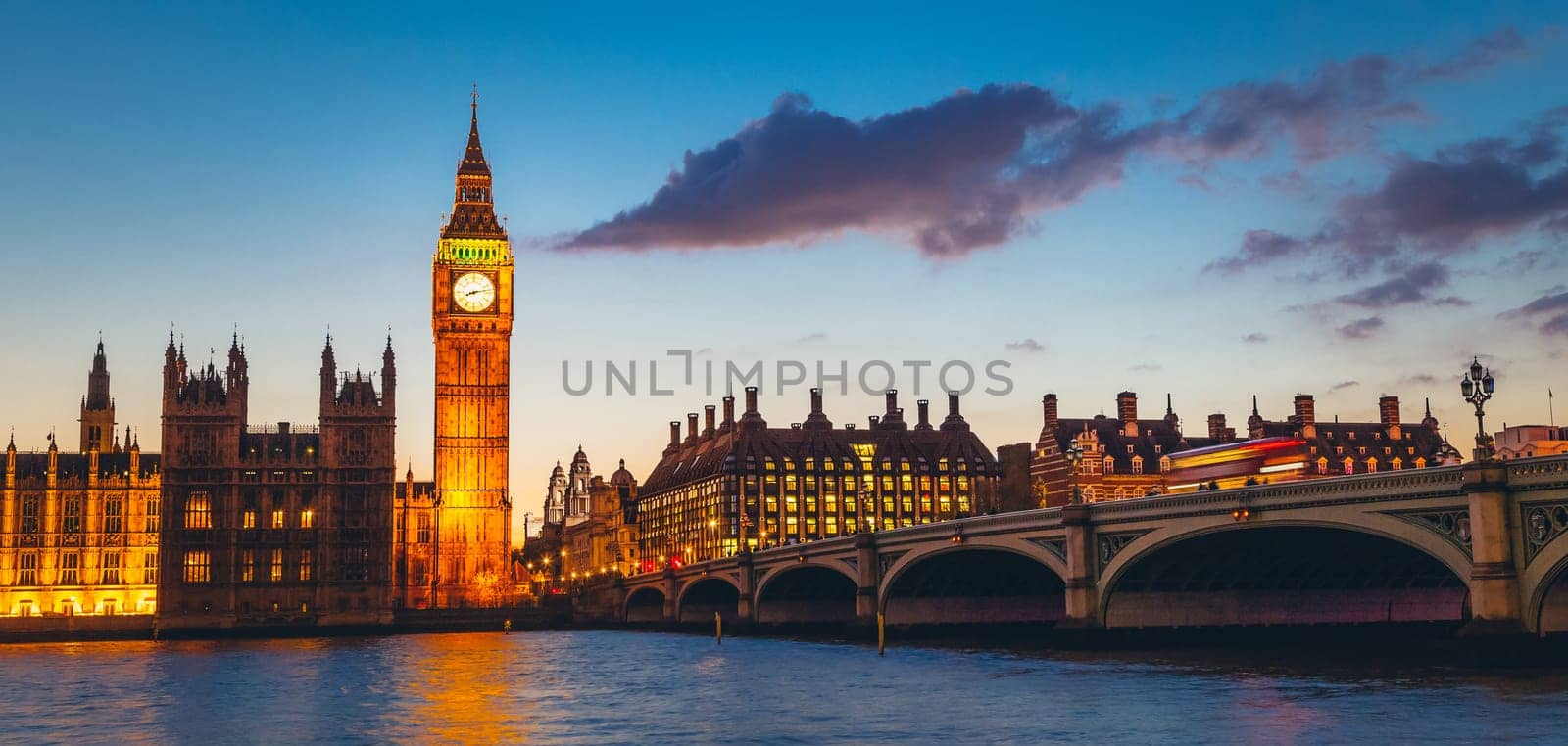 Big Ben, Palace of Westminster aka Houses of Parliament and Westminster's bridge at dusk, London, United Kingdom.