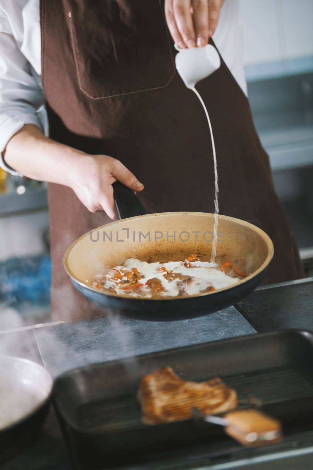 Pouring the sauce into the meat close-up