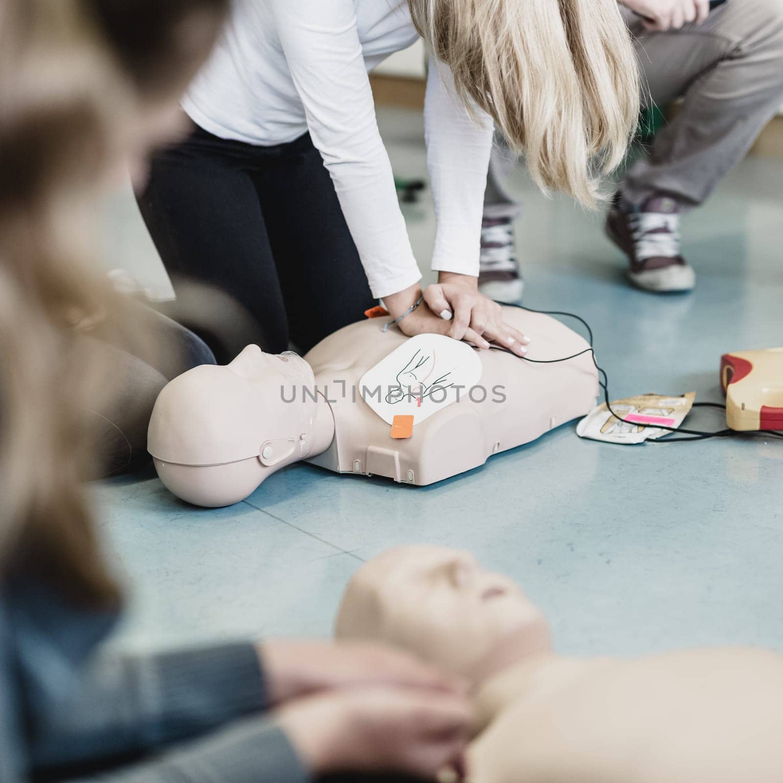 First aid resuscitation course using AED. by kasto