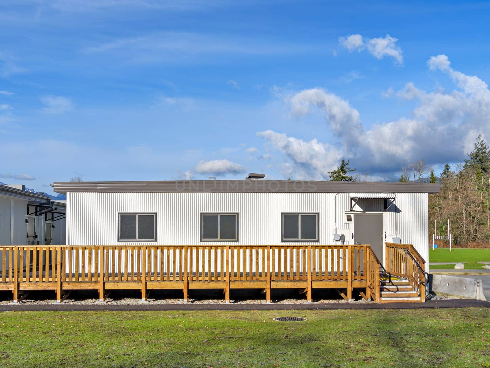 Lightweight portable building unit for expanding office space and meeting rooms.