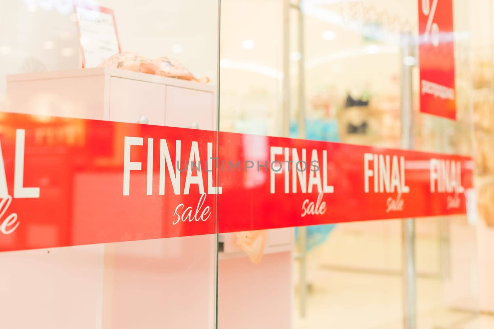 Red sign in front of shop saying Final Sale