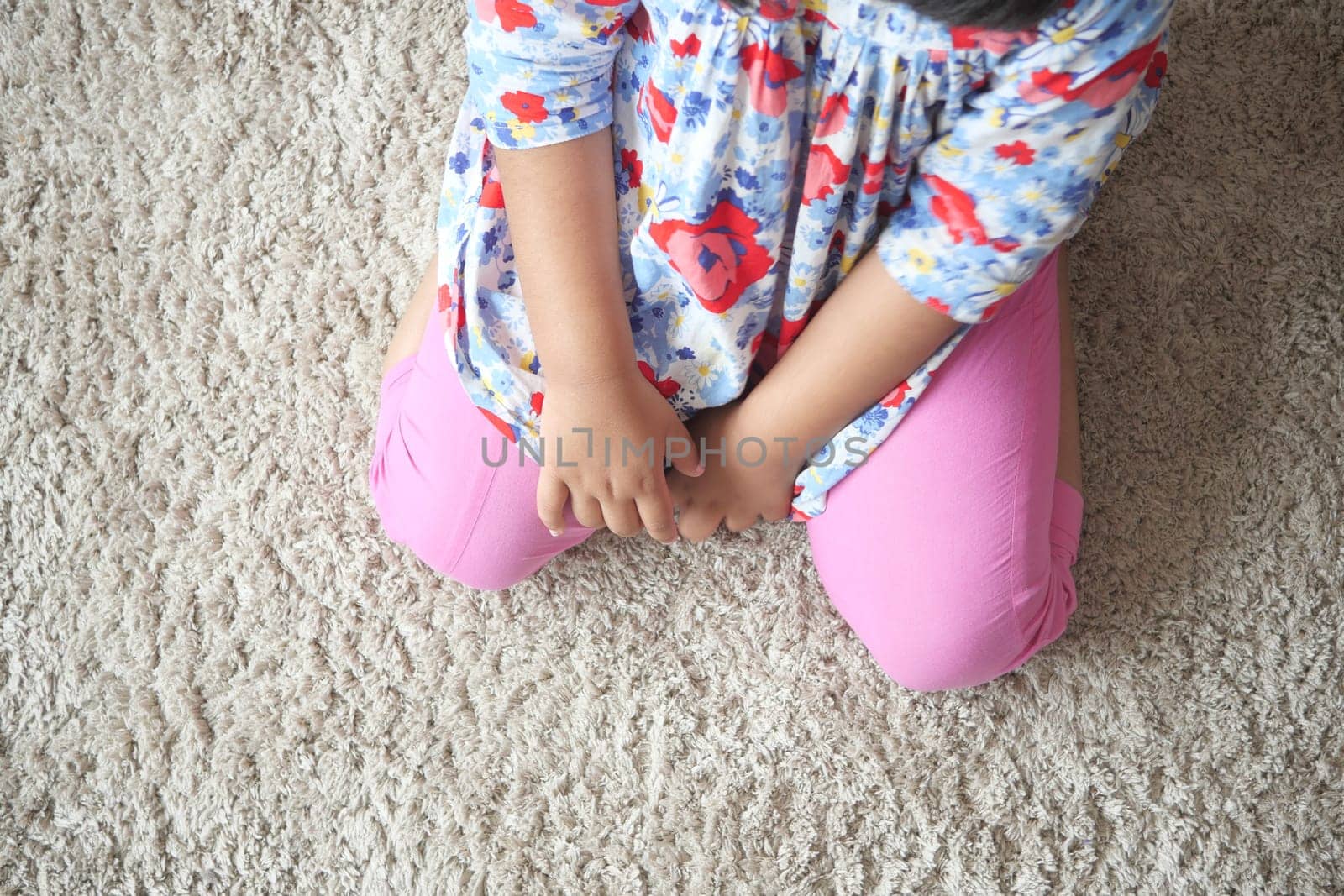 child sitting W posture on the floor