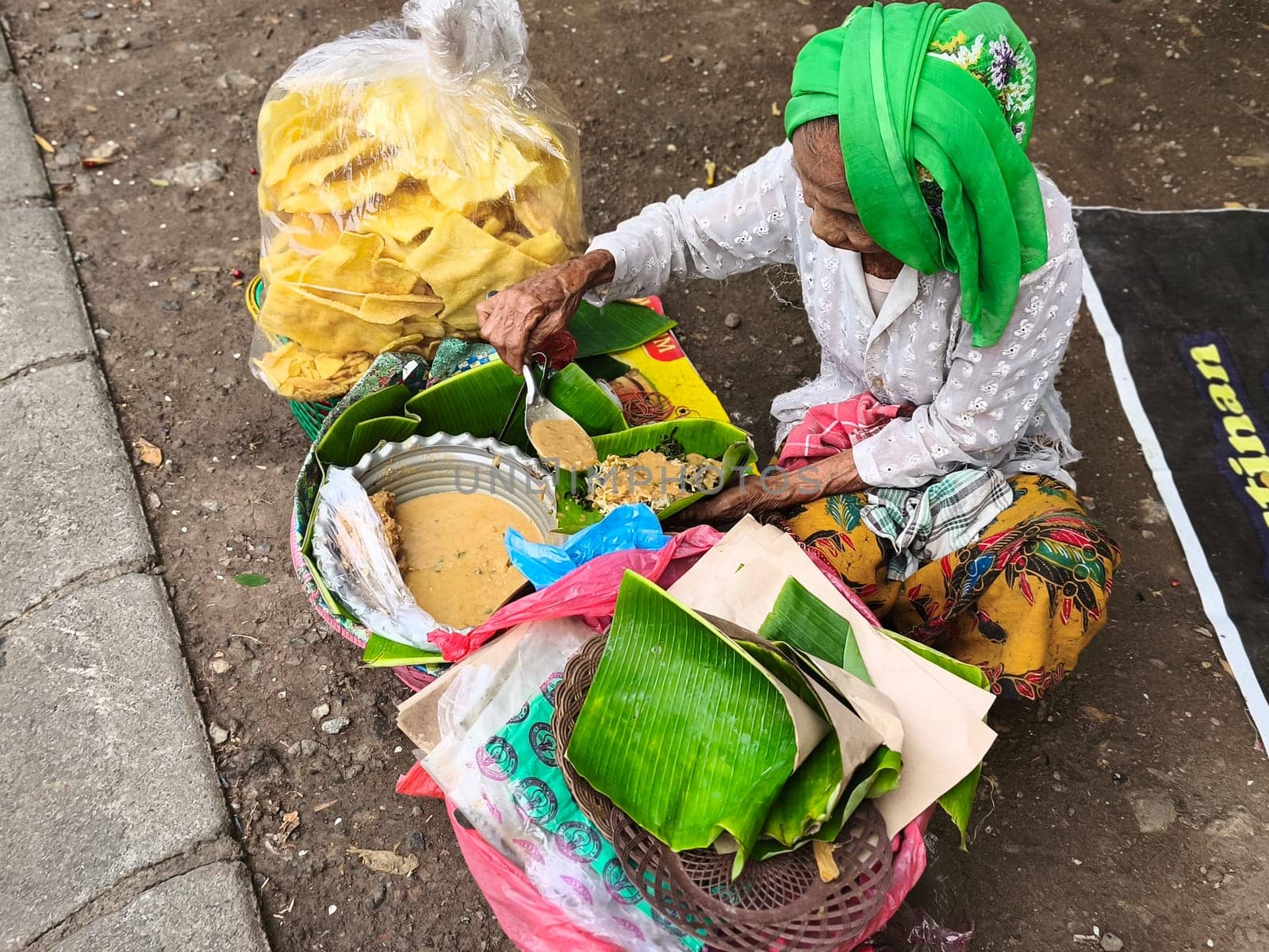 October 23, 2024. A street vendor in Surabaya, Indonesia, is selling Pecel Semanggi, a traditional Indonesian salad made with mung bean sprouts, bean sprouts, and a spicy peanut sauce.