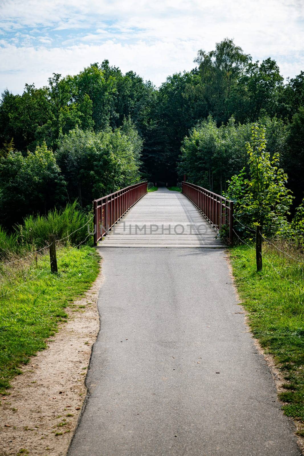 the You will find this forgotten bridge northwest of Horsens, which after 85 years, it has now been dug out and restored so that everyone can enjoy the beautiful old railway bridge. near bryrup