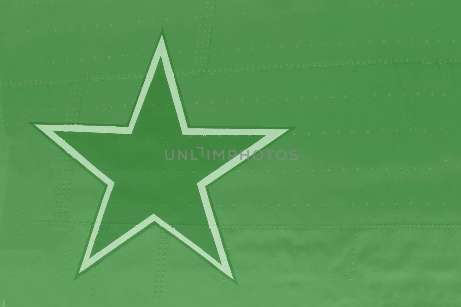 Metal casing with army star. The fuselage of the aircraft is green with a painted army star.