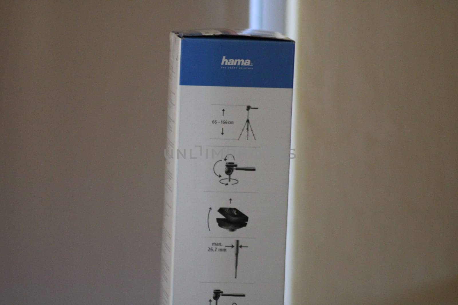 The packaging displays clear, step-by-step diagrams for assembling a camera tripod. It highlights essential components and tools in an indoor environment.