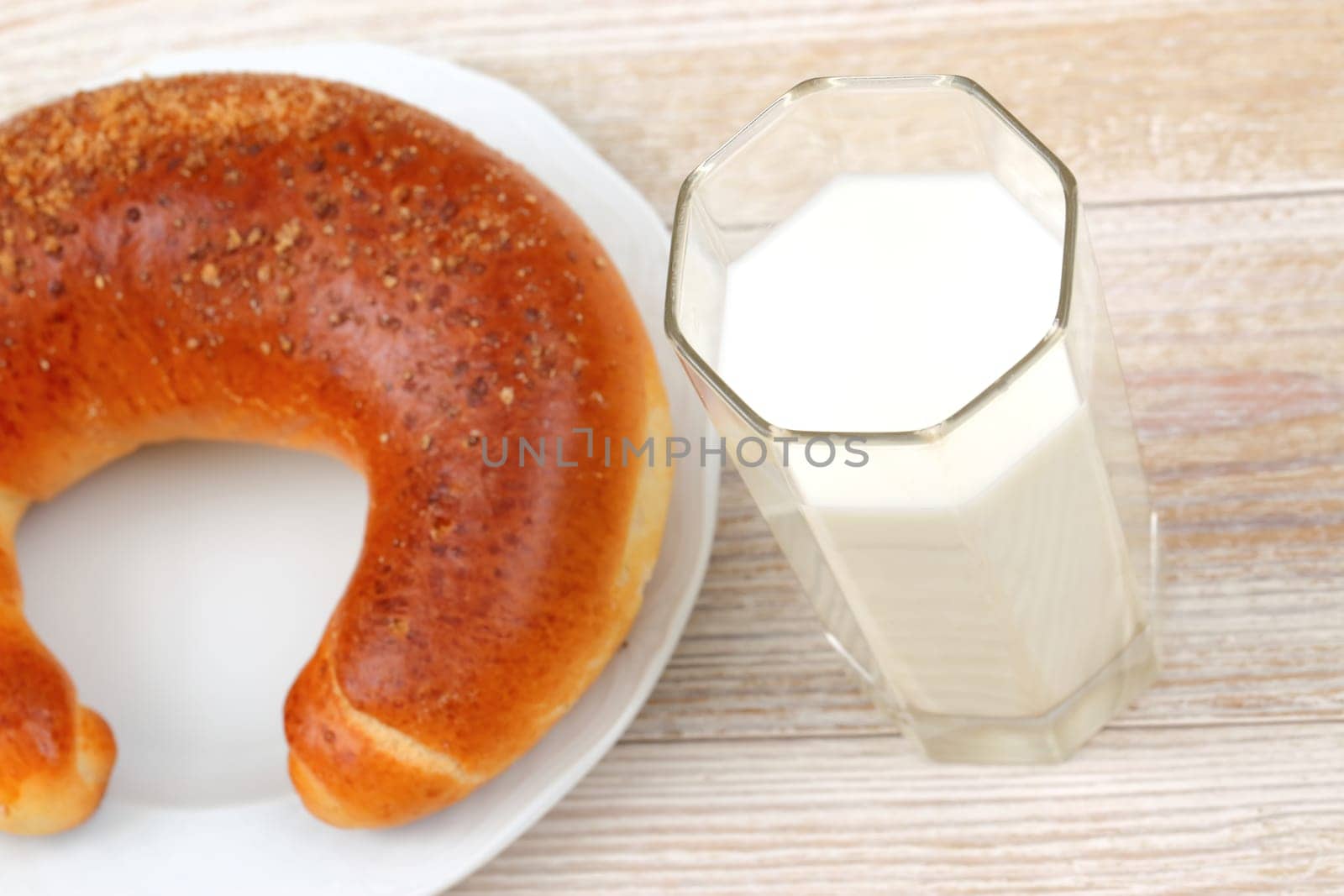 A deliciously tempting bagel, perfectly paired with a refreshing glass of milk, is ideal for a wholesome breakfast