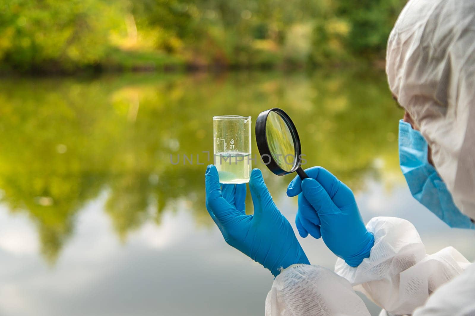 Take water samples for analysis. Selective focus. nature.