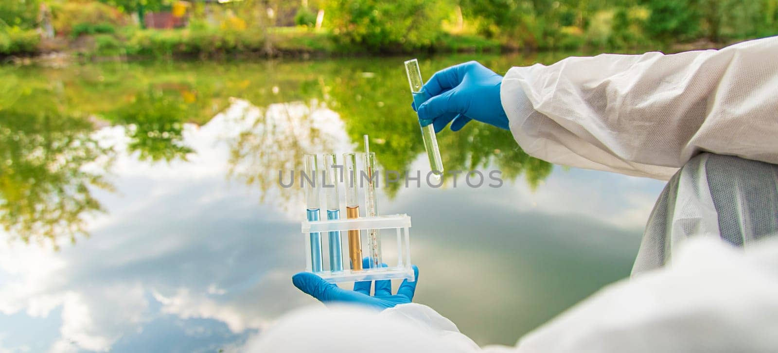 Take water samples for analysis. Selective focus. nature.