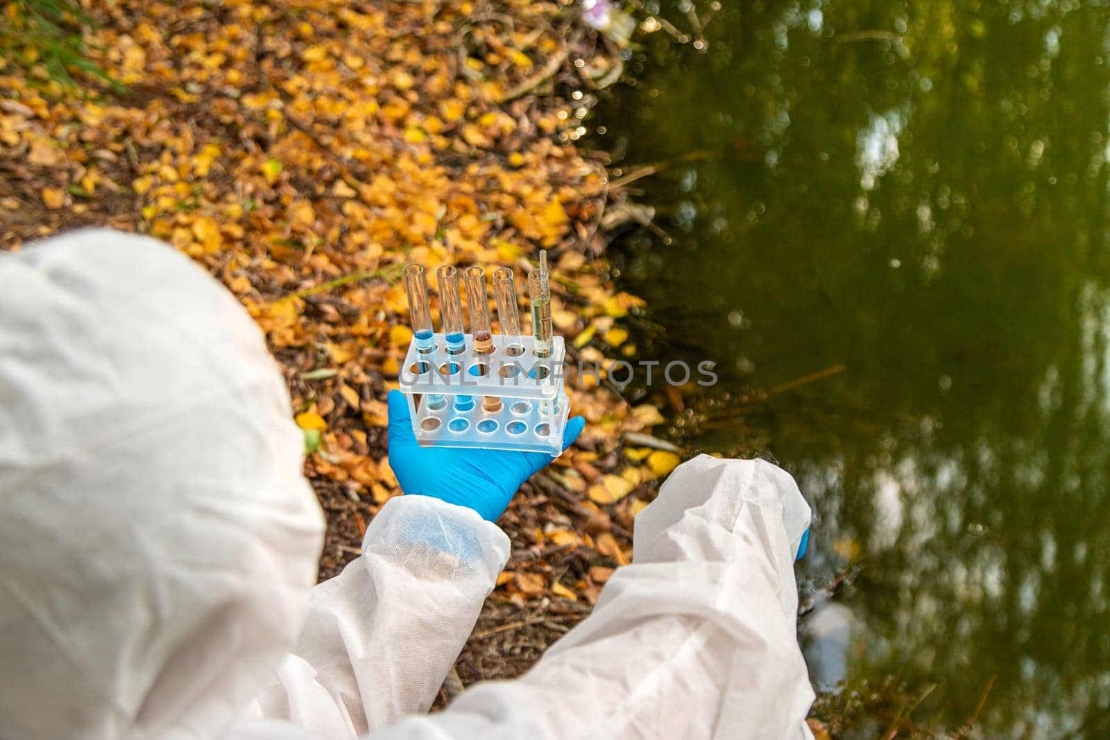 Take water samples for analysis. Selective focus. nature.
