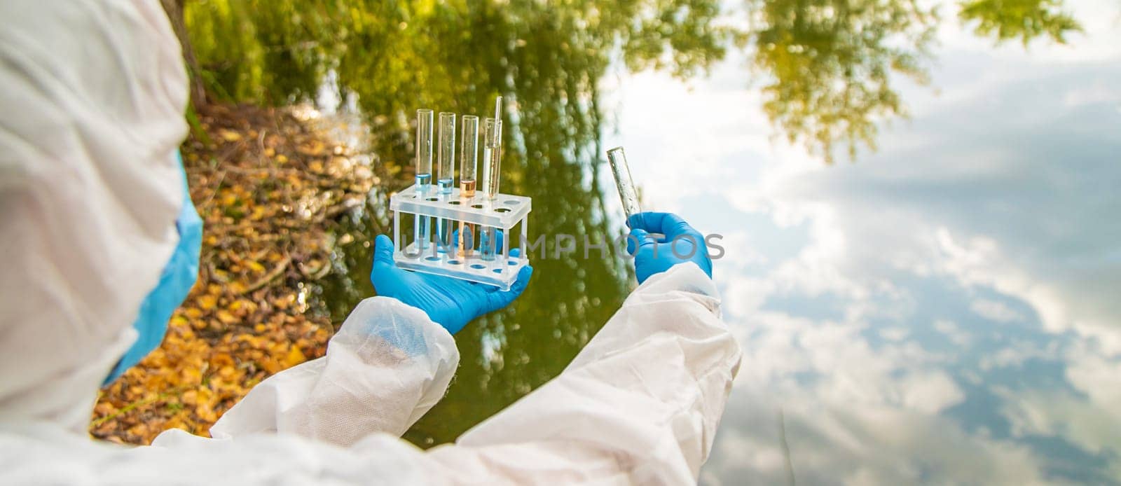 Take water samples for analysis. Selective focus. nature.