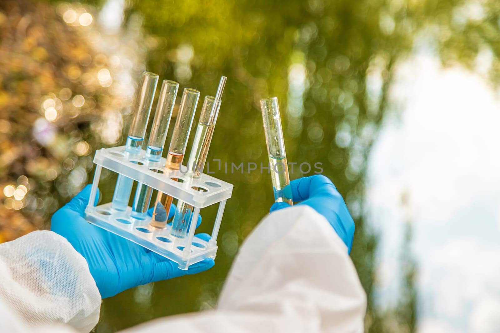 Take water samples for analysis. Selective focus. nature.