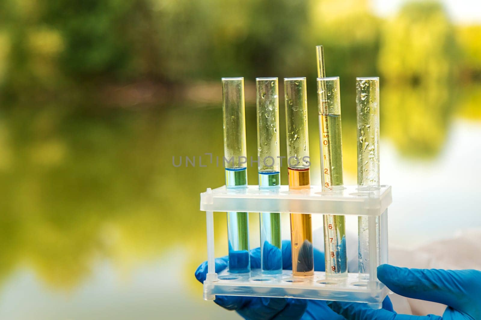 Take water samples for analysis. Selective focus. nature.