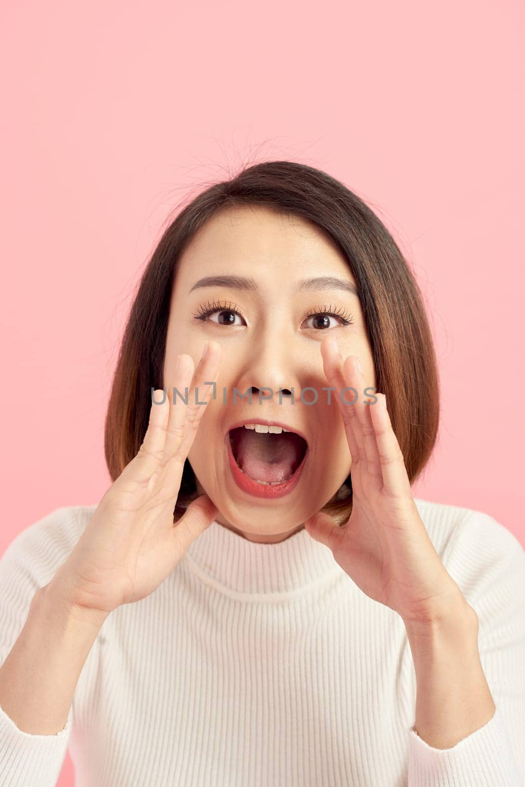 Portrait of young surprised beautiful woman screaming with shocked facial expression by makidotvn