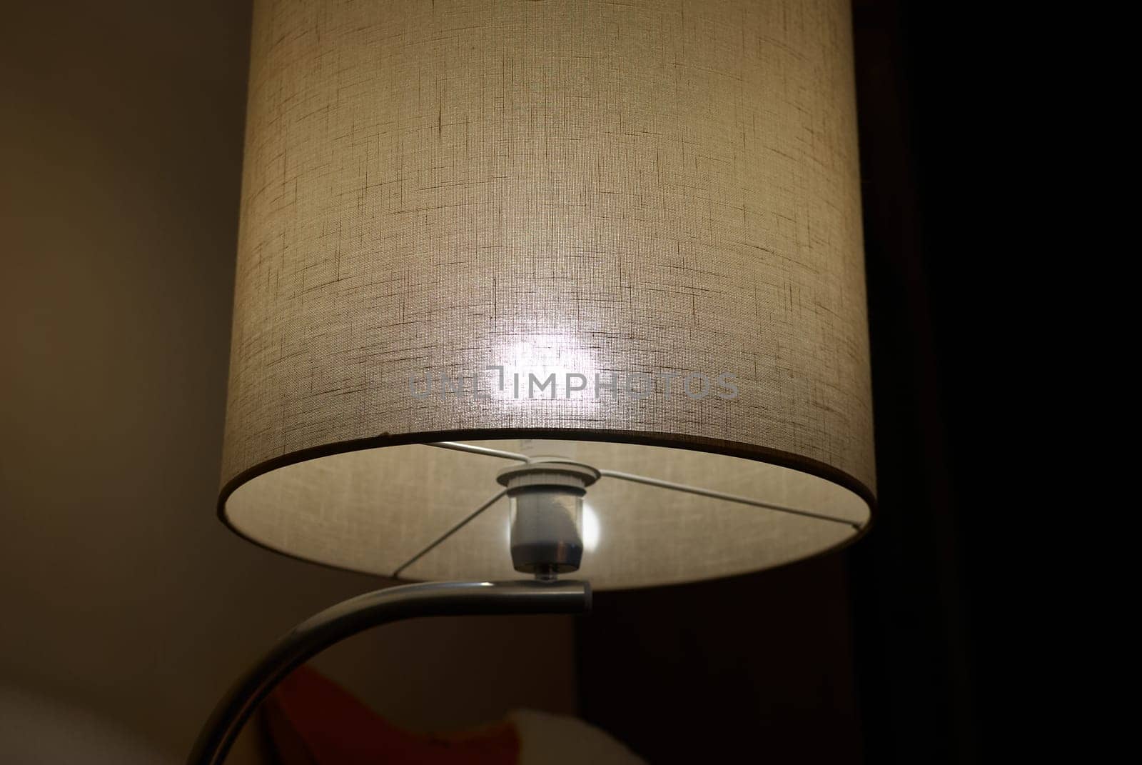 This stylish table lamp emits a warm, inviting light, making it perfect for creating a cozy and welcoming living space