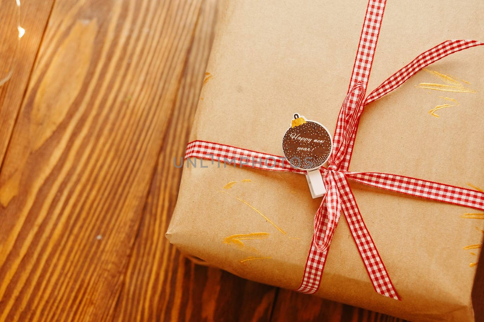 Little tag with Christmas wishes and gifts. Birk on the gift box that says Happy new year!