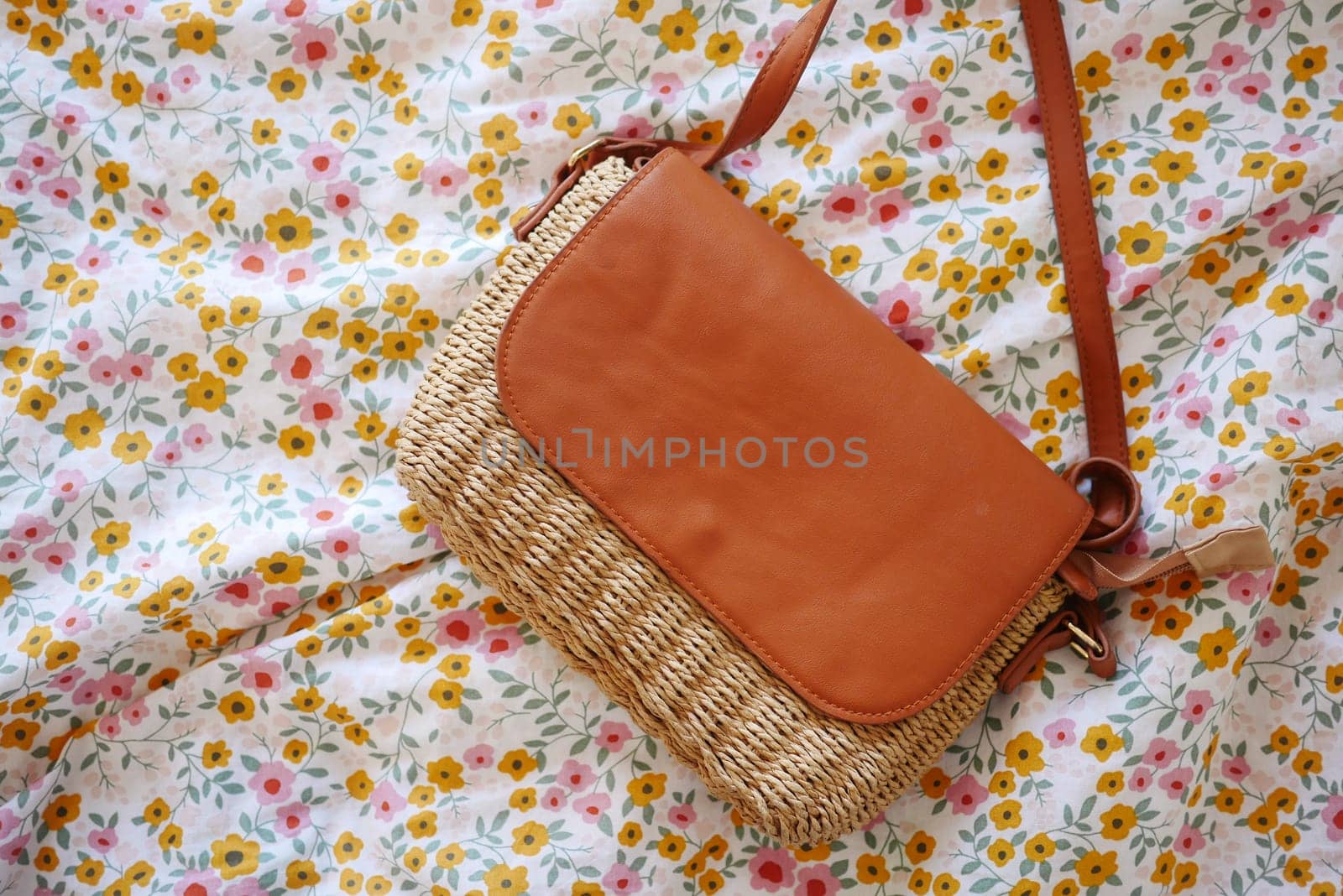This stylish woven handbag featuring a chic leather flap is perfect for all your summer outings