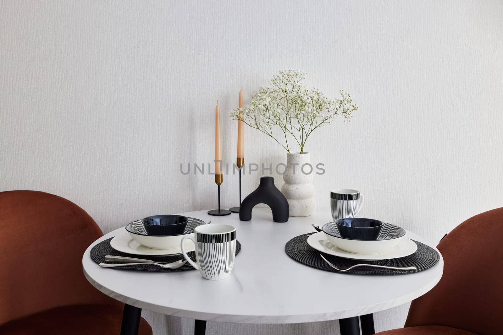 A chic and stylish dining setup that features modern tableware alongside elegant and beautiful floral decor
