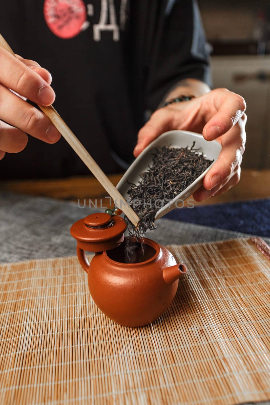 Explore a handson and immersive approach to brewing aromatic tea with a traditional teapot and loose tea leaves