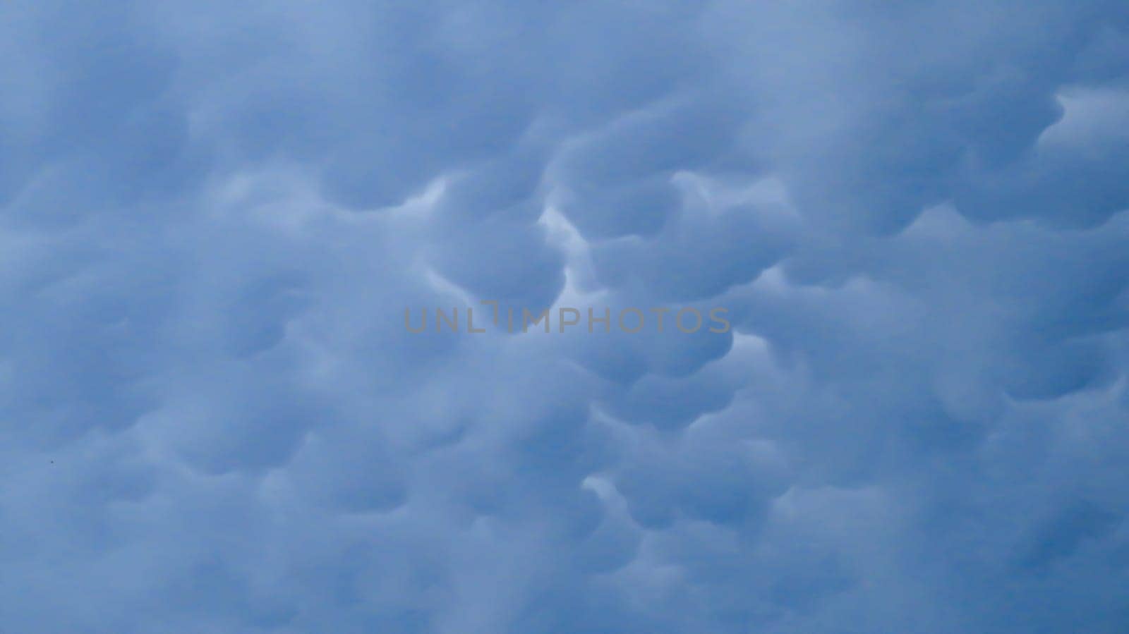 Beautiful mammatus clouds in a gloomy sky by KCreeper