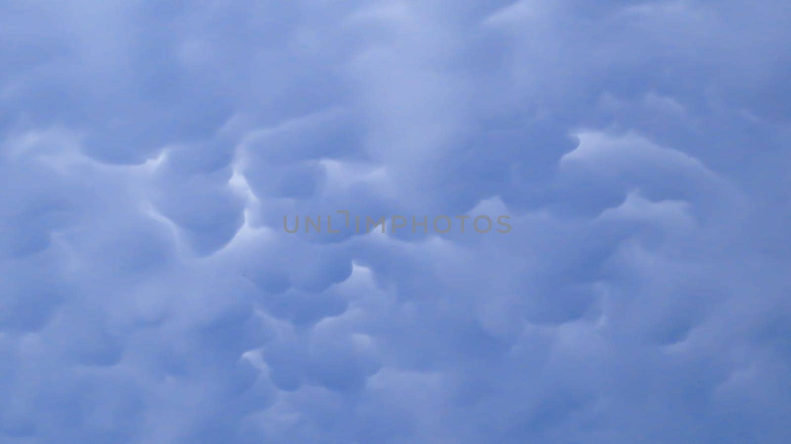 Beautiful mammatus clouds in a gloomy sky by KCreeper