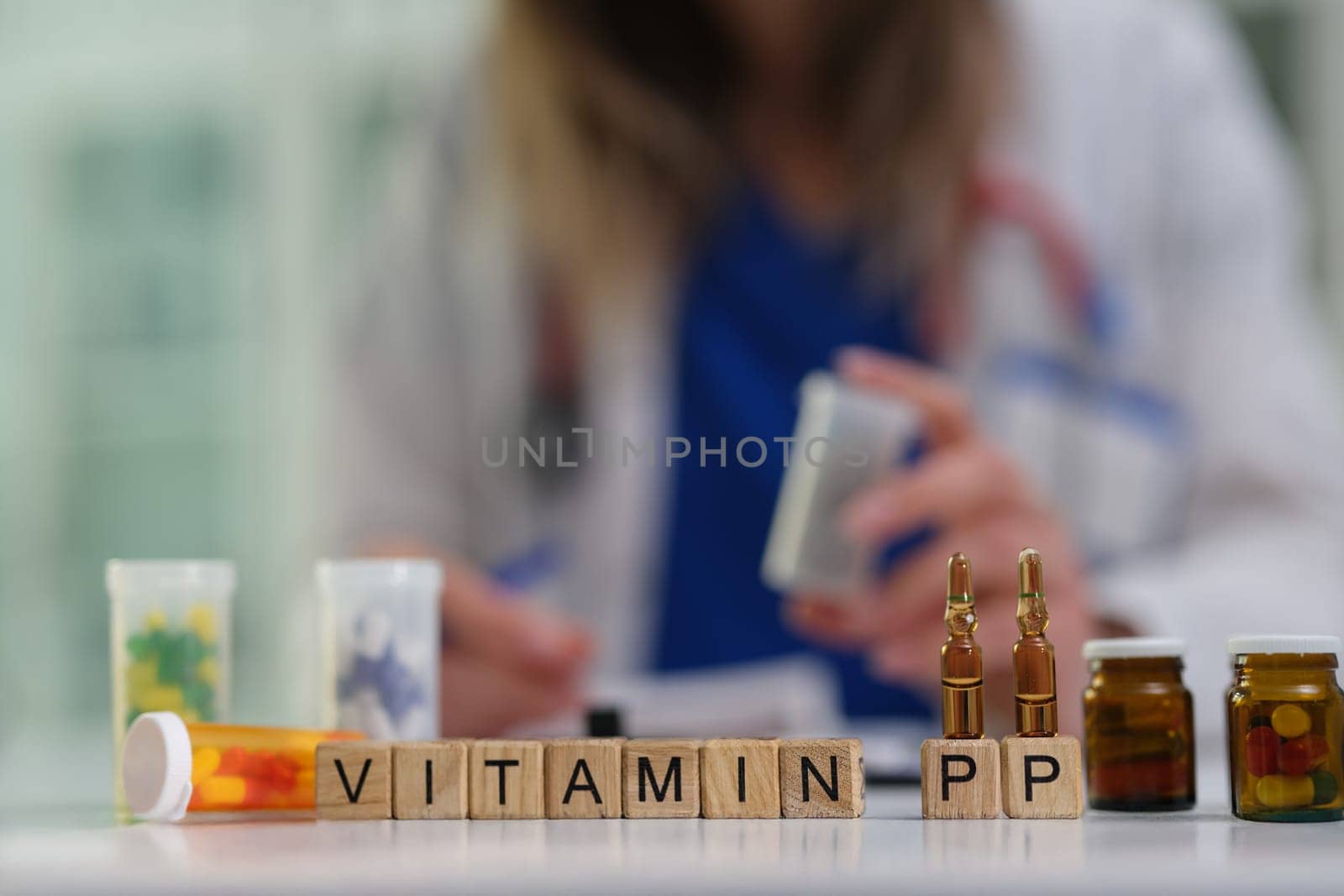 Exploring the impact of Vitamin PP while utilizing various medication containers within a healthcare setting